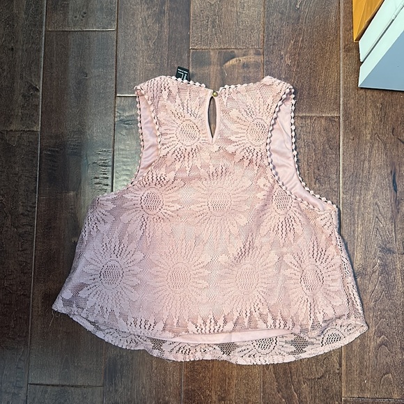 Cute lace detail tank top - Picture 2 of 5